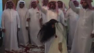 هذا شايب عنده 49 ولد وجت له اول بنت شوفوا ايش سوى لها