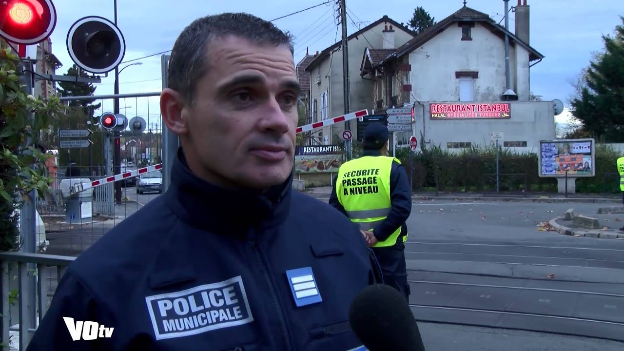 Des agents de sécurité au passage à niveau de Deuil