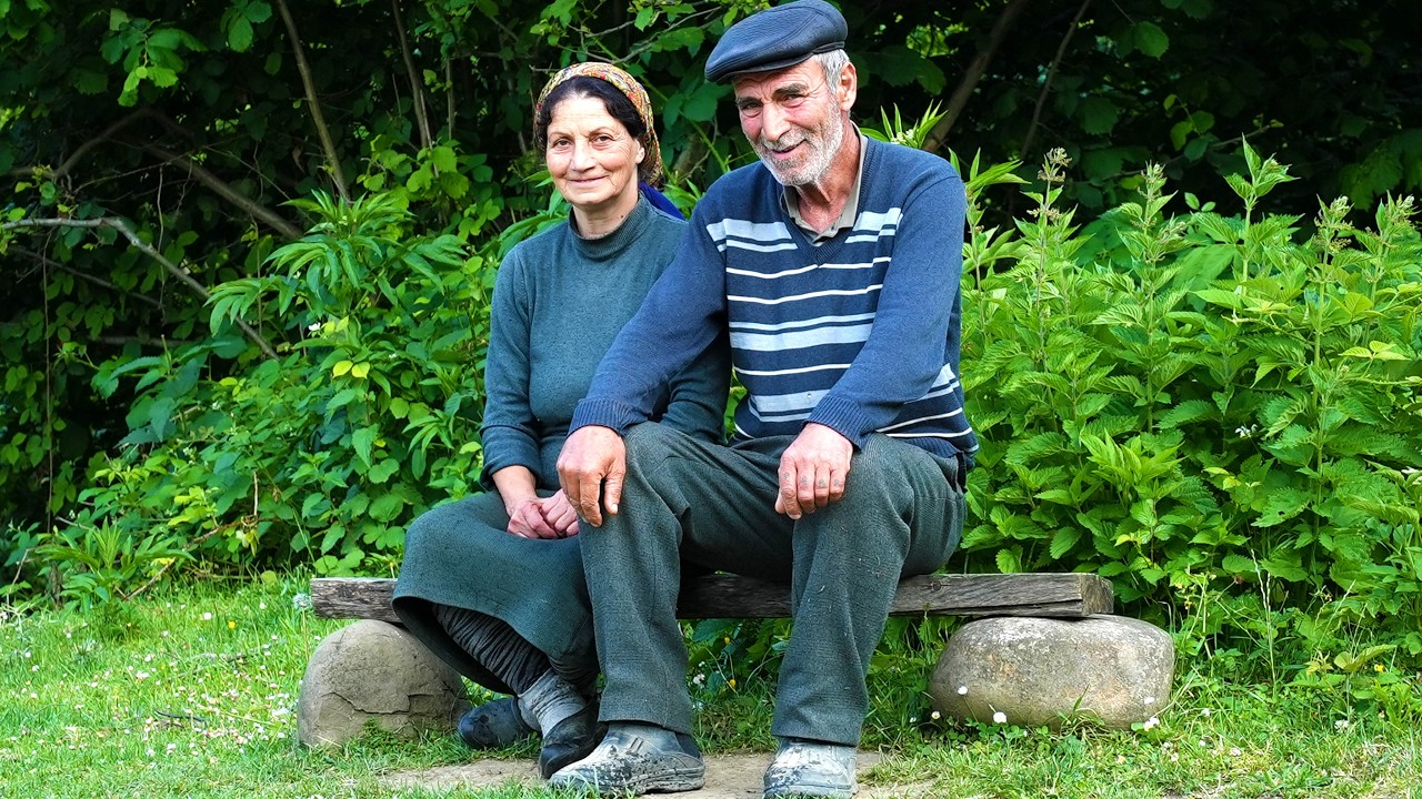 Как счастливая пожилая пара живет в горной деревне далеко от цивилизации