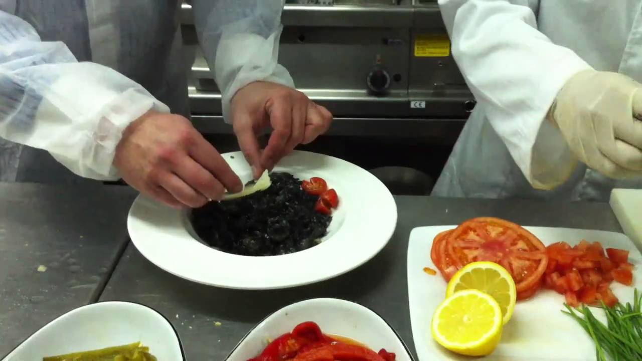 Así se prepara el Risotto Nero di mare. Convención de cocina Innova