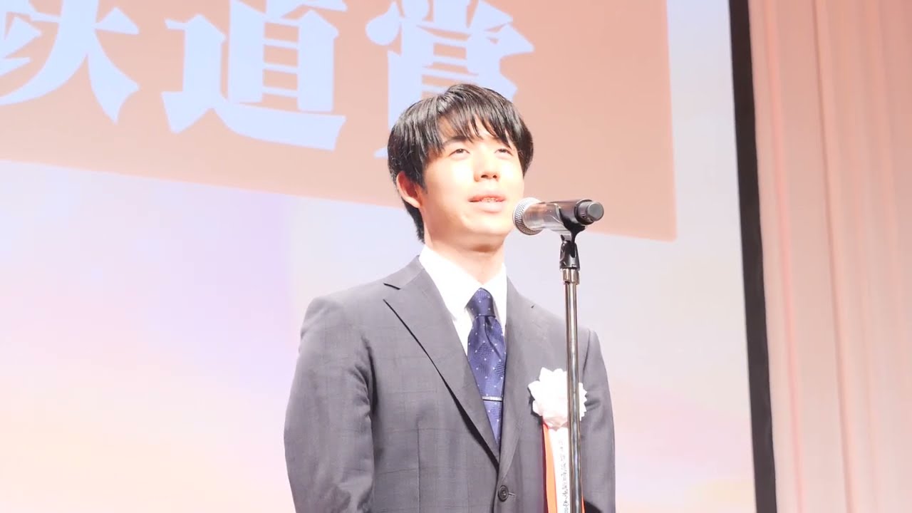 「迷いながらも楽しく」藤井聡太選考委員 「日本鉄道賞」表彰式