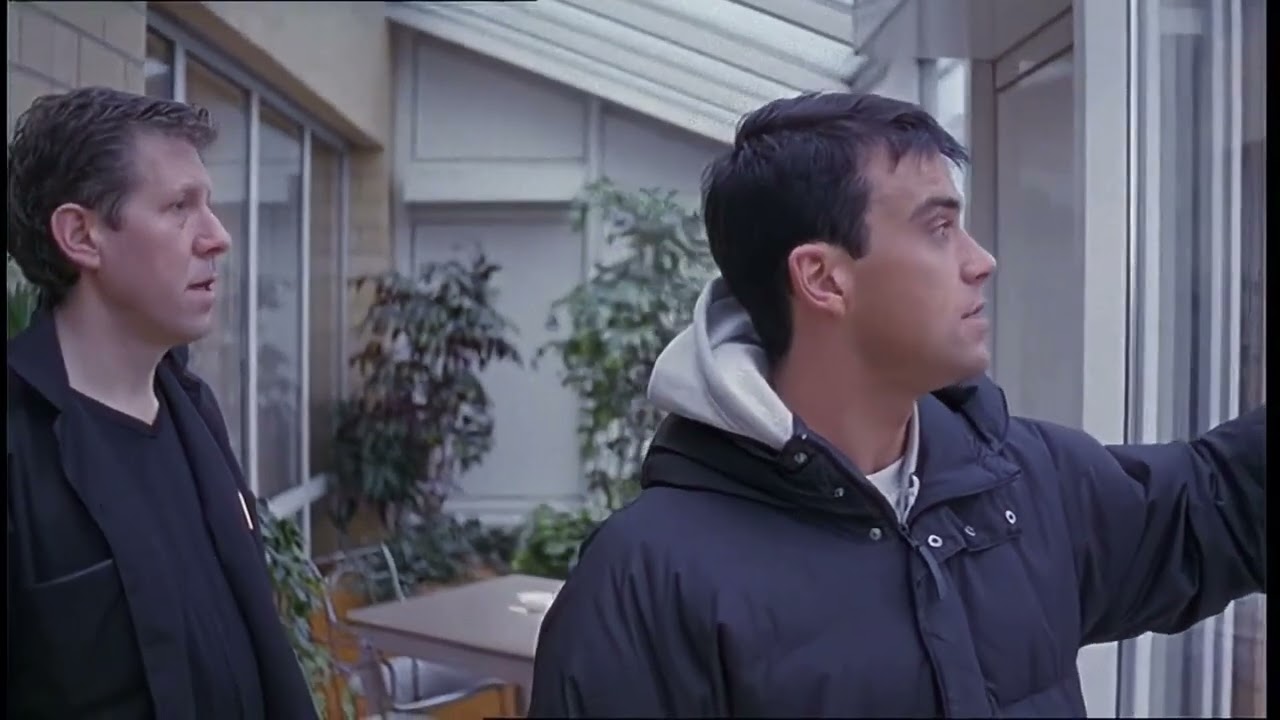 Robbie Williams complains about his hotel room (FULL CLIP)