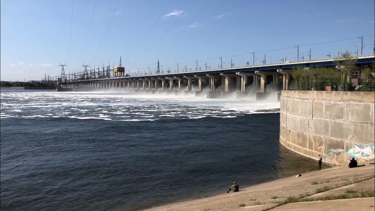 Сброс воды в волге