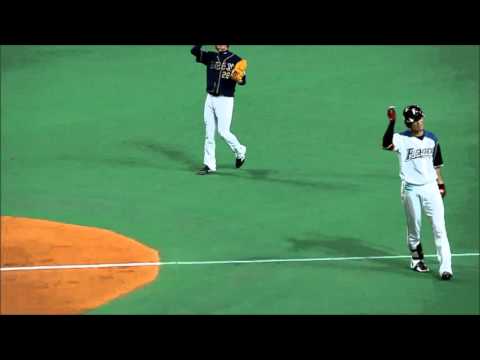 2016/03/30    セーフティーバントを失敗する西川遥輝と田中賢介(ファウル）