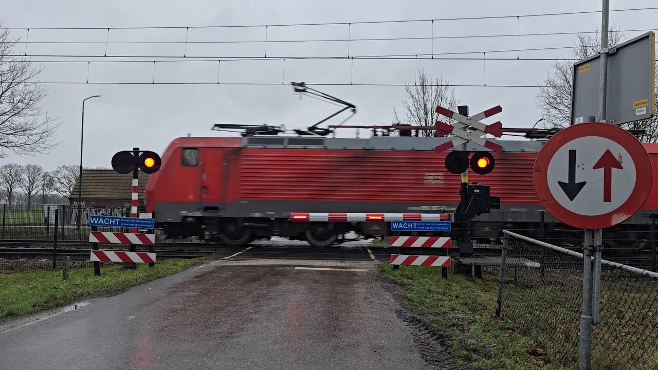 Spoorwegovergang Boxtel // Dutch Railroad Crossing (overweg open en 2 seconden later weer dicht!)