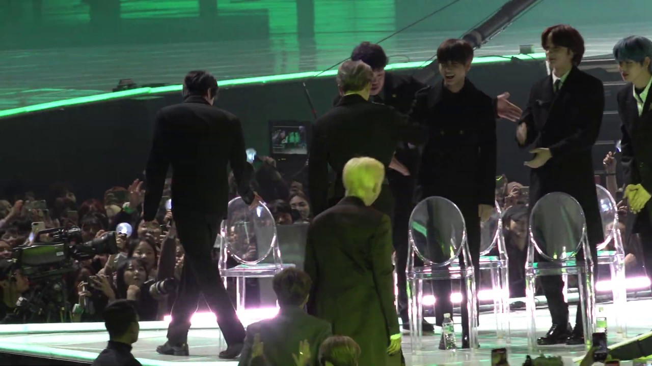 2019 MMA 가수대기석으로 입장하는 방탄소년단