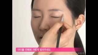 [우먼 동아일보]메이크업 아티스트 이용선의 교정 메이크업 레슨 ② 밋밋한 눈매를 위한 딥 그라데이션 노하우 screenshot 5