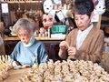 北海道神宮で来年のえと　ヘビの土鈴作り　（2012/12/03）北海道新聞