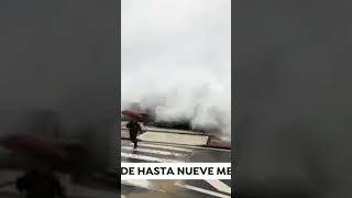 Una ola gigantesca de 9 metros engulle a un hombre con su hijo en brazos en San Sebastián