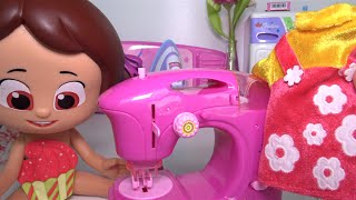 Terzi Niloya Elbisesini Çamaşır Makinesinde Yıkıyor, Dikiş Makinesinde Dikiyor Ve Ütülüyor.