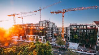 Bau Zeitraffer: Bürogebäude München – MARK
#timelapse #zeitraffer #construction #realestate #münchen
Elegant, markant und einzigartig. MARK bringt neue Strahlkraft nach München. Das Ensemble zeigt eine unverwechselbare Architektur, die dem Standort identitätsstiftende Kontur verleiht. Deutlich sichtbar von Straße und Schiene. Gestaltprägend ist die gefaltete Fassadenstruktur mit adressbildender Ästhetik. Spannungsreiche Blickachsen, Räume mit viel Tageslicht und drei begrünte Innenhöfe sind Merkmale der auffallend hohen Aufenthaltsqualität.
MARK empfängt kommunikativ und modern – mit persönlichem Empfang in repräsentativer Lobby über zwei Etagen. Ein Treffpunkt-Ambiente, in dem man sich willkommen fühlt. Die Erschließung über einen großzügigen Vorplatz bietet Zugang zu attraktiven Begegnungszonen, offenen Work Zones und einladender Barista-Bar. Separierte Rückzugsbereiche bieten Idealbedingungen für unkomplizierten Austausch und entspanntes Arbeiten.
Der Erdgeschoss-Bereich mit Empfang und Paketstation umfasst neben einer separaten Konferenz-Zone auch Social Areas und einen kleinen Shop.
Das flexible Architekturkonzept ermöglicht eine individuelle Teilbarkeit der Flächen. Optional ist auch eine House-in-House-Lösung realisierbar, die mit einer gesamten Etage bis zu 7.342 m2 umfasst.
KEY FACTS
➥ STANDORT: München, Landsberger Straße 344, 346, 354
➥ NUTZUNG: Bürogebäude
➥ FLÄCHE: 56.332 m² Gesamtfläche / 7.342 m² max. Fläche/Etage
➥ STELLPLÄTZE: PKW-Stellplätze: 554 + Fahrradstellplätze: 209
++ Alle Informationen: https://www.mark-muenchen.de/gebaude
Wir dokumentierten den Bau mit einer hochauflösenden 5K Baustellenkameras. Baustellen-Webcam - Online Portal - Baustellendokumentation von panTerra.
Kunden:
FOM Real Estate GmbH & AXA Contractor
https://www.fomrealestate.de
🧡 Kanalmitglied werden und exklusive Vorteile erhalten:
➡ http://bit.ly/panTerra-channel-member
panTerra.tv - Find us here:
Website: https://www.panterra.tv
Instagram: https://www.instagram.com/panterra.tv
Facebook: https://www.facebook.com/panTerra.tv
Twitter: https://twitter.com/panTerratv
mail: socialmedia@panterra.tv
Urheberrecht (Copyright) | © panTerra GmbH Bau Zeitraffer: Bürogebäude München – MARK
