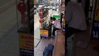 Street key maker at work. Pattaya Thailand 🇹🇭 #tool #howitsmade #shorts