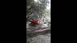 La ceniza se arrastra en una riada por los caminos de la parroqua de Ernes, en Negueira de Muñiz