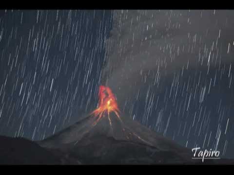 Volcán de Colima, México en erupción + explosión + rayos + ¿meteorito ...