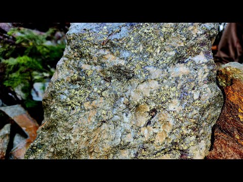 Pulling Beautiful Mineral Specimens From A New Quartz Vein!