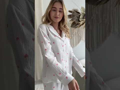 Біла муслінова жіноча піжама з сердечками, видео 1