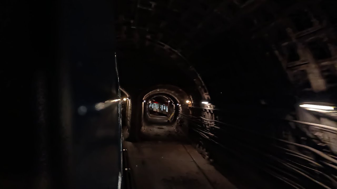 Перегон «Лесная» - «Мужества» с включенным туннельным освещением | вид из салона + из форточек.