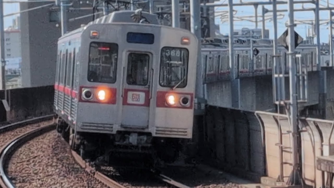 【夢の乗り継ぎツアー第2弾！人気車両で両社の車両基地を巡る欲張りツアー】京成3600形3688編成（リバイバルカラー）が臨時幕で京成船橋駅2番線を通過するシーン（臨12S99）2026.3.1