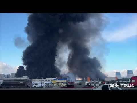 Video Russia, droni ucraini colpiscono Wildberries, fumo su San Pietroburgo