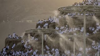Pilger erklimmen den Berg Arafat, um am Hadsch teilzunehmen