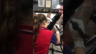 Dövme Yapan Küçük Kız