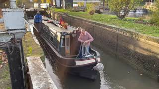 Narrowboating Through an 800 Year Old University! @MinimalList