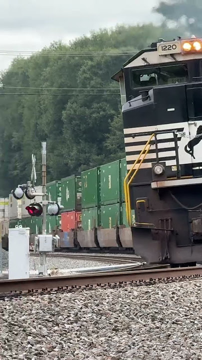 UPNS 27a screaming into Westminster #norfolksouthern #railwaycontent #locomotive #trains #viral