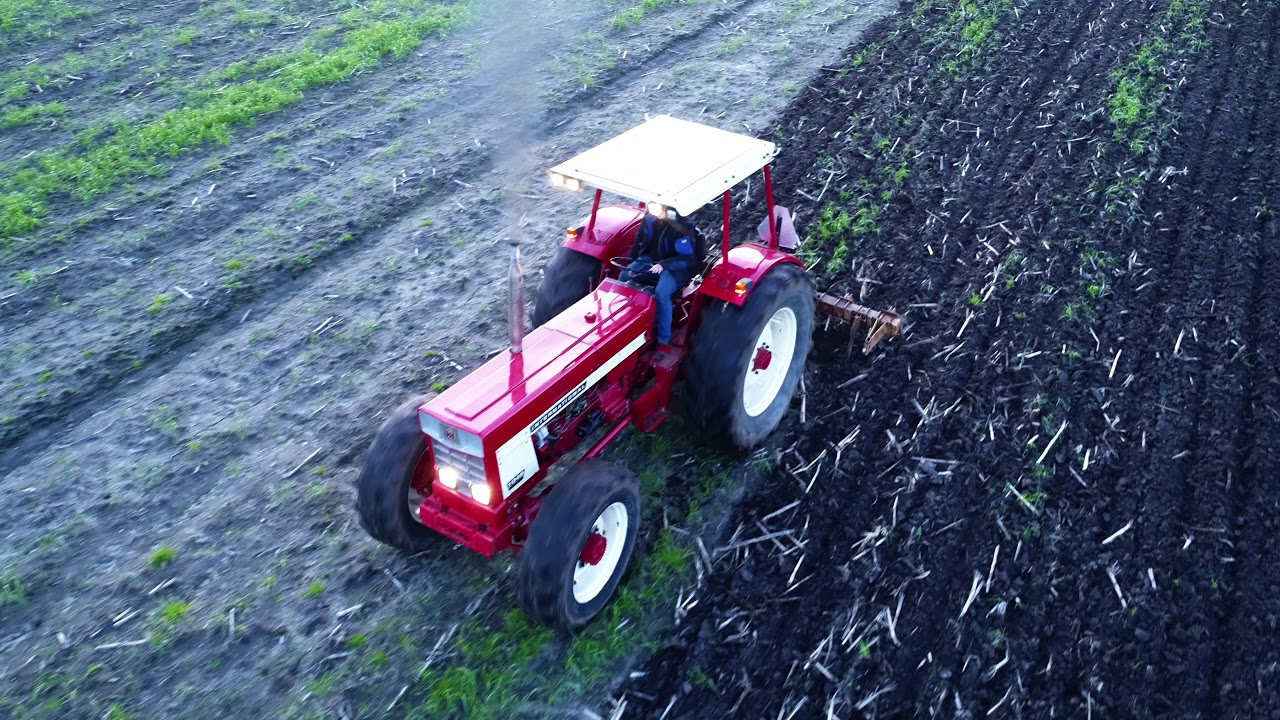 International 1046 van Stefan Wolthoff land lostrekken