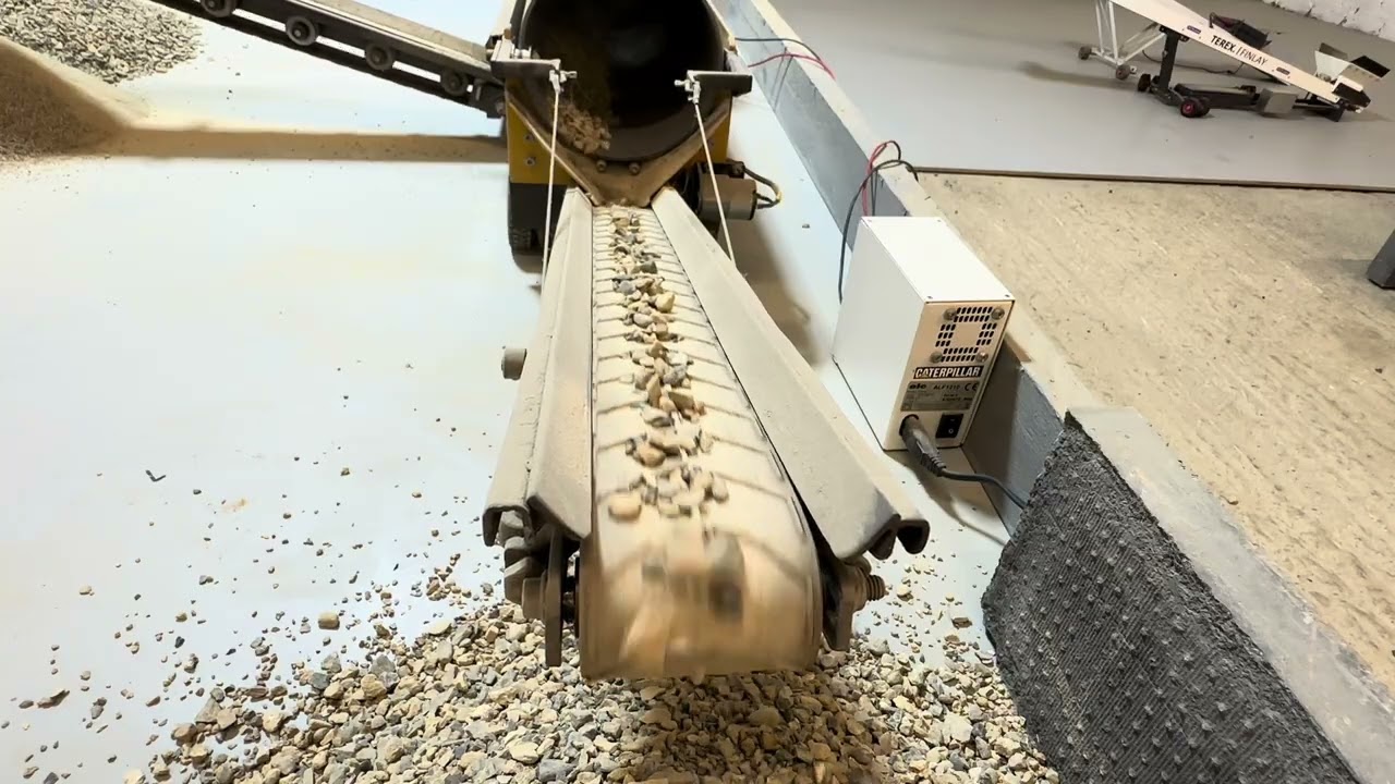 Screening crushed material with the trommel 1/14 