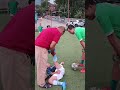 ara latihan sepak bola kakinya keseleo dibantu teman