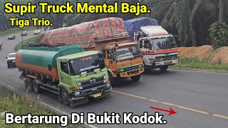 Bertarung Di Bukit Kodok Supir Truck Mental Baja.Truk Truk Menanjak Bermuatan Berat,Trailer Balapan.