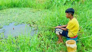 Video Memancing ✅ || Bocah kecil itu memancing dengan kail di hari hujan di kanal desa yang indah