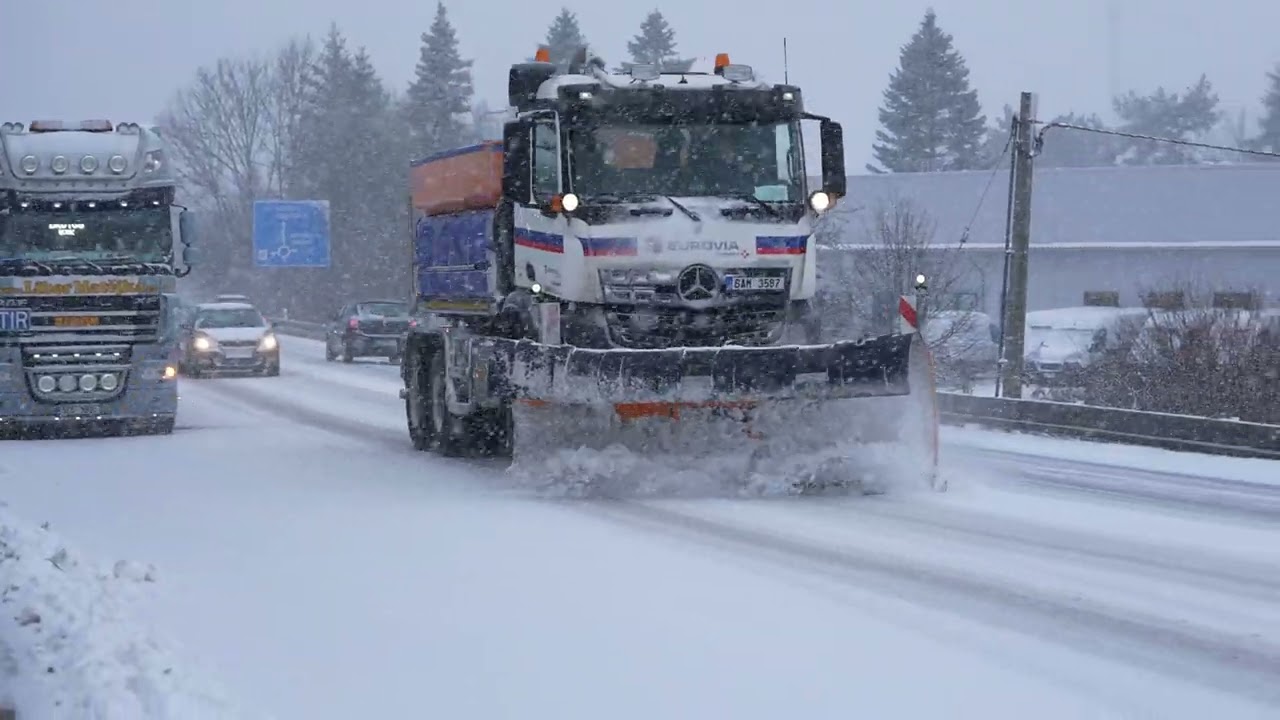 Doprava na kopci Budín mezi Rychnovem a Lupenicí stojí, komplikace způsobilo husté sněžení