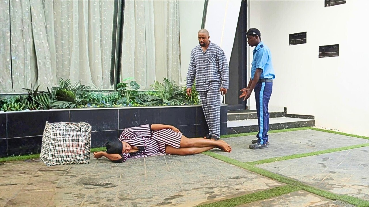 COMMENT LE MILLIARDAIRE A RECUEILLI LA FEMME SANS-ABRI QU'IL A VUE DORMIR PAR TERRE DEVANT SA MAISON