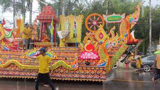 สายฝนก็ต้านไม่ไหวลากพระออกพรรษา