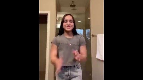 That bitch too strong, she built like king kong (Meme)