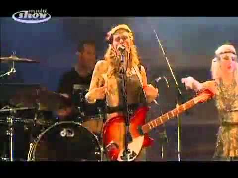 Courtney Love Goes Topless at Brazil's SWU Festival (VIDEO) - Hispanically Speaking News.flv