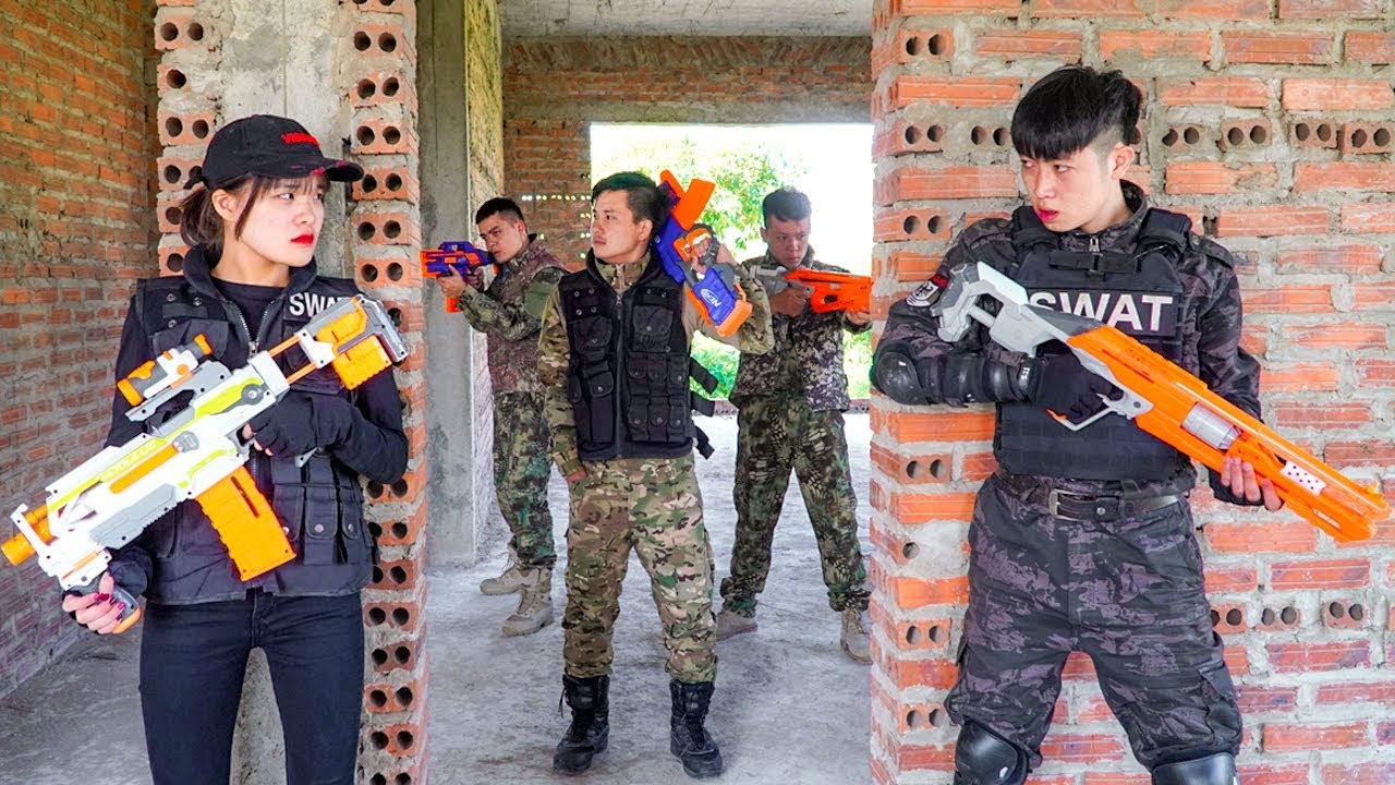 Pretty Girl Nerf War: Police SWAT Nerf Guns Robber Group Intrusion Battle