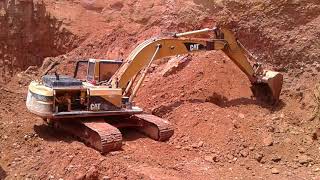 Excavadora 325 Bln En Carguio De Volquetes .....Material...en Corte De 30 A 40 M.de Altura