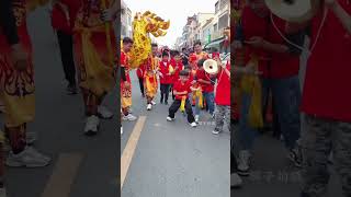 Outside the south gate of the King of the Three Mountains of Jiesheng a parade was held. Y