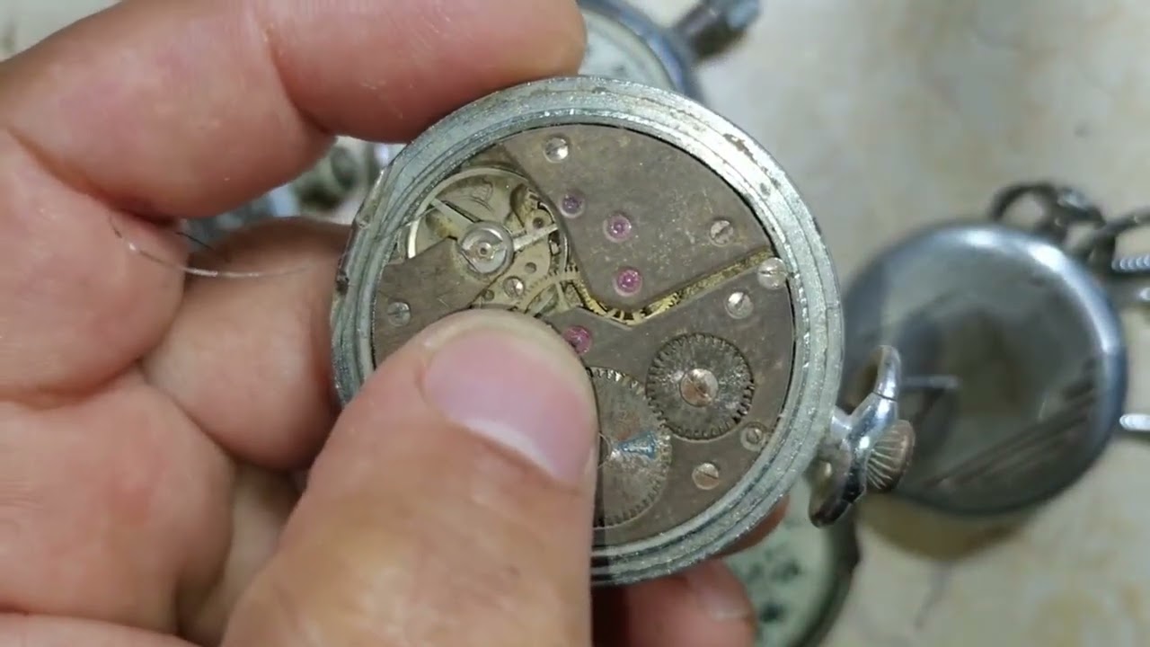 ساعات تحتوي علي الماس واحجار كريمة واخري تحتوي على الذهب منها الرولكس وساعات جيب قديمة