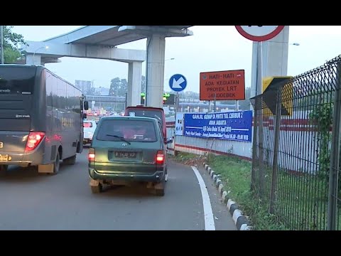 Pengendara Sesuaikan Sistem Ganjil  Genap  Pintu  Tol  Cibubur  