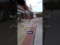 Muž se zbraní děsil lidi v obchoďáku, na přivolané policisty jen nechápavě zíral