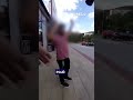 Muž se zbraní děsil lidi v obchoďáku, na přivolané policisty jen nechápavě zíral