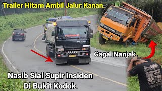 Insiden Di Bukit Kodok Truck Fuso Tronton Gagal Nanjak Masuk Bekoan.Trailer Hitam Ambil Jalur Kanan.