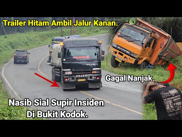 Insiden Di Bukit Kodok Truck Fuso Tronton Gagal Nanjak Masuk Bekoan.Trailer Hitam Ambil Jalur Kanan. class=