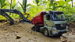 rc truck. rc excavator. rc dump truck. scoop sand onto large trucks..transport sand by dump truck