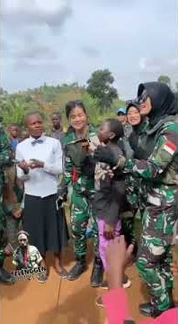 KOWAD CANTIK BERNYANYI BERSAMA WARGA AFRIKA