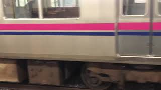 京王9000系9702編成が回送電車として発車するシーン