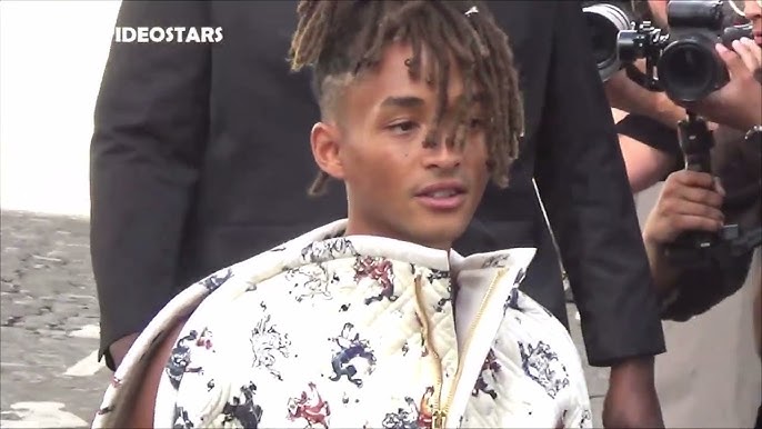 Jaden Smith ainda é assunto com seu top e echarpe femininos e futuristas, Moda